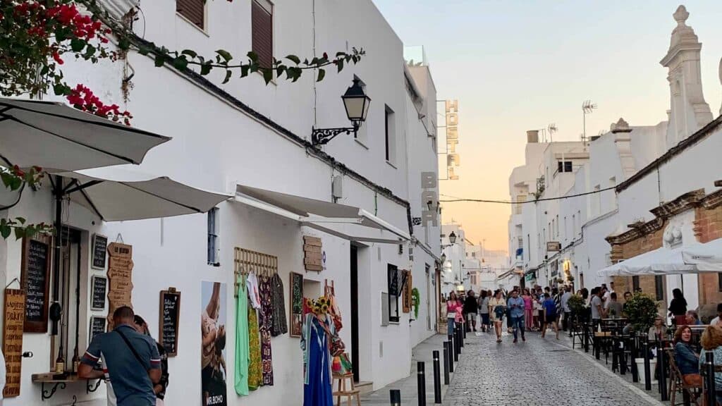 Calle Cádiz con flores y casas blancas