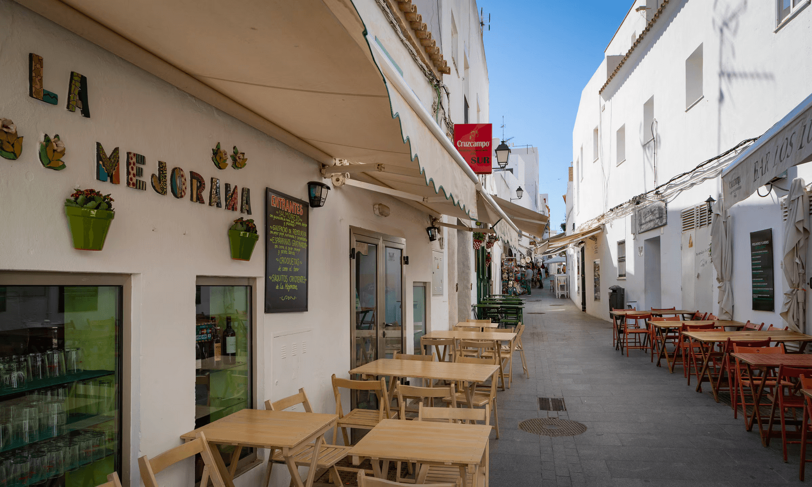 Calle Cádiz con flores y casas blancas