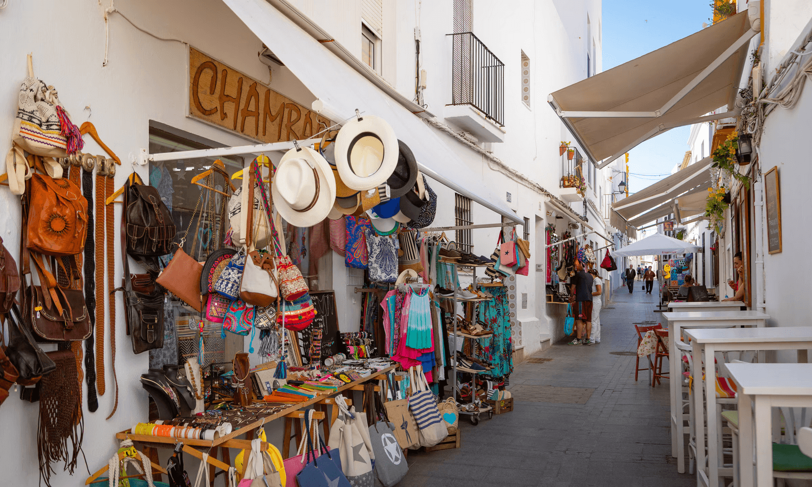 Calle Cádiz con flores y casas blancas