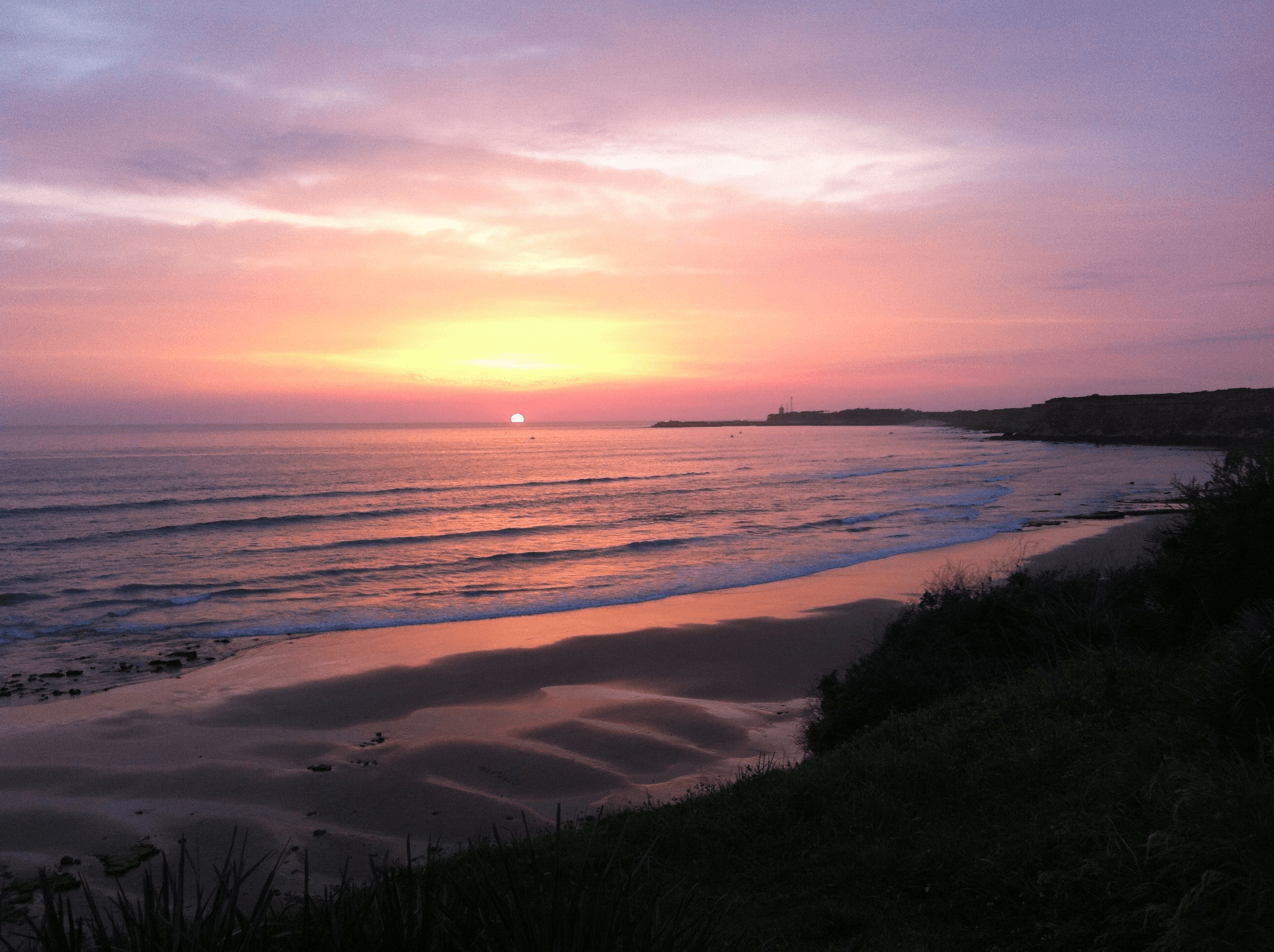 Playa de la Fuente del Gallo, rodeada de acantilados