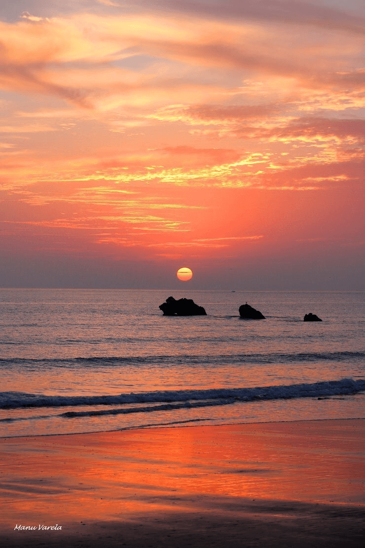 Playa de la Fuente del Gallo, rodeada de acantilados