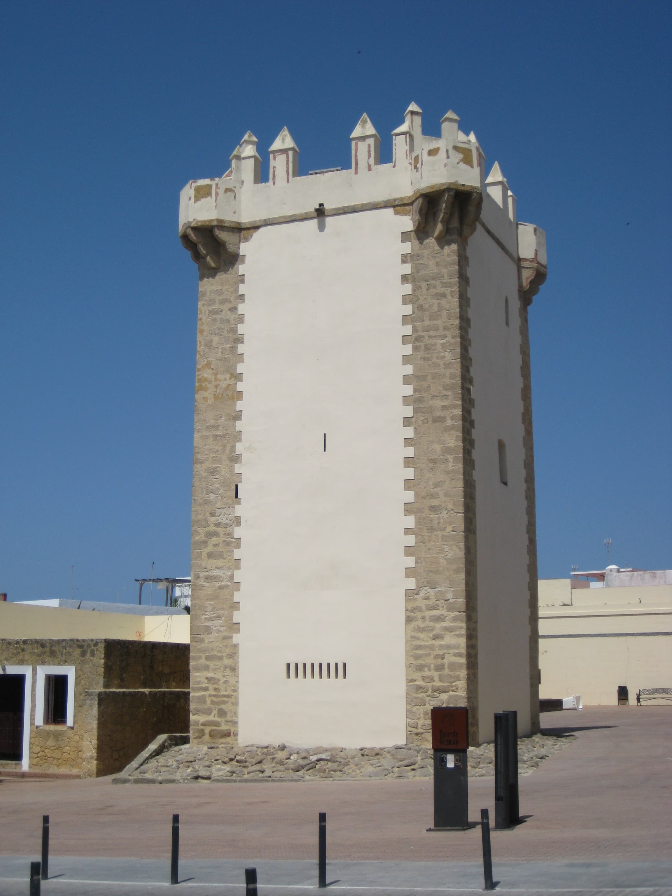 Vista de la Torre de Guzmán en el centro histórico